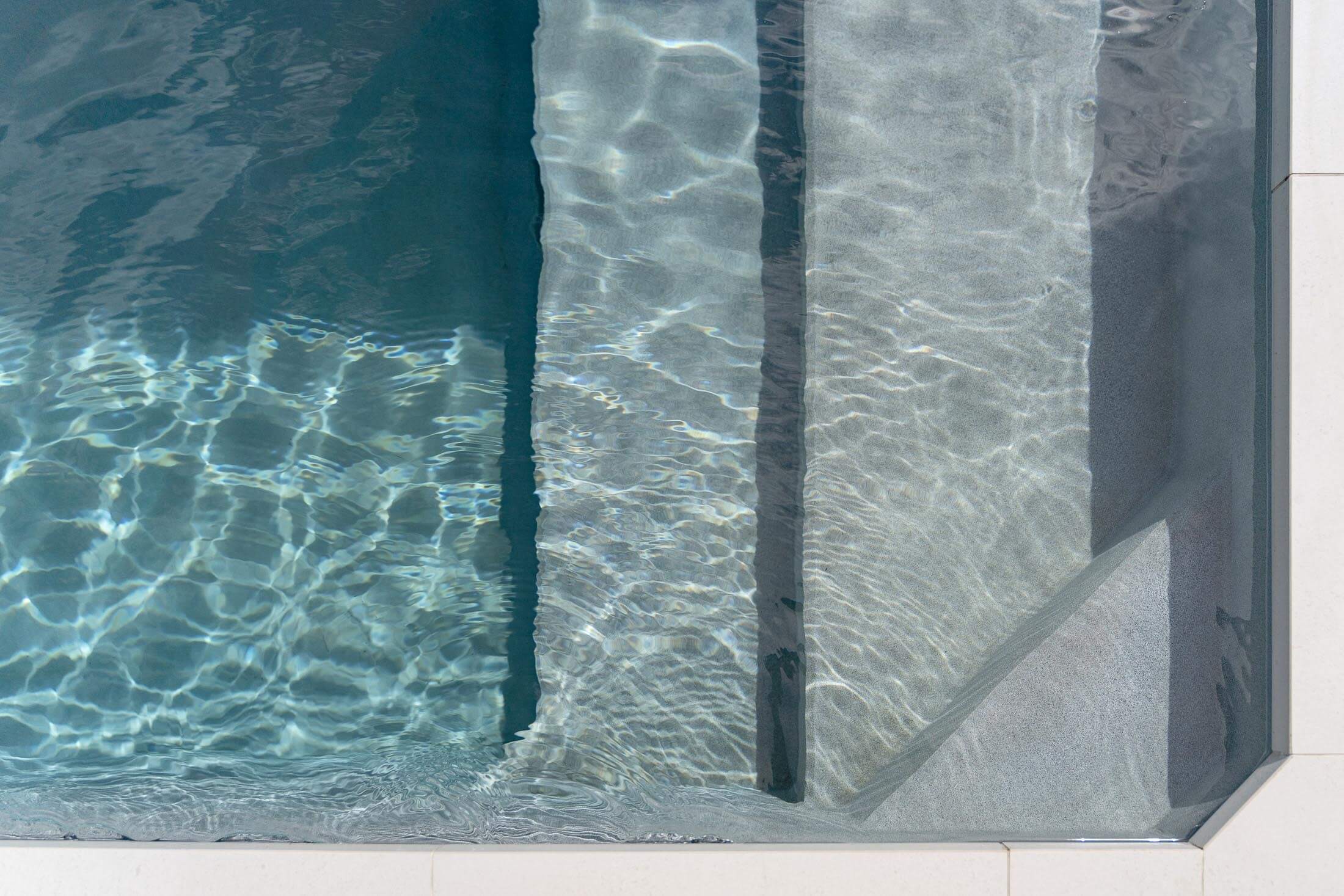 Step detail of Plungie Original 4.6m x 2.5m pool in Grey Reef
